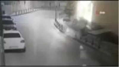 Ümraniye'de park halindeki kamyonetin saniyeler içerisinde çalındığı anlar kamerada Ümraniye'de park halindeki kamyonetin saniyeler içerisinde çalındığı anlar kamerada