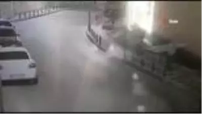 Ümraniye'de park halindeki kamyonetin saniyeler içerisinde çalındığı anlar kamerada Ümraniye'de park halindeki kamyonetin saniyeler içerisinde çalındığı anlar kamerada