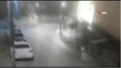 Ümraniye'de park halindeki kamyonetin saniyeler içerisinde çalındığı anlar kamerada Ümraniye'de park halindeki kamyonetin saniyeler içerisinde çalındığı anlar kamerada