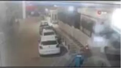 Ümraniye'de park halindeki kamyonetin saniyeler içerisinde çalındığı anlar kamerada Ümraniye'de park halindeki kamyonetin saniyeler içerisinde çalındığı anlar kamerada