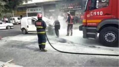 Yanan araca ilk müdahale yangın tüpüyle vatandaş yaptı
