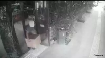 Yardım kolisini çaldı, polis şüpheliyi yürüyüş şeklinden ortaya çıkardı Yardım kolisini çaldı, polis şüpheliyi yürüyüş şeklinden ortaya çıkardı
