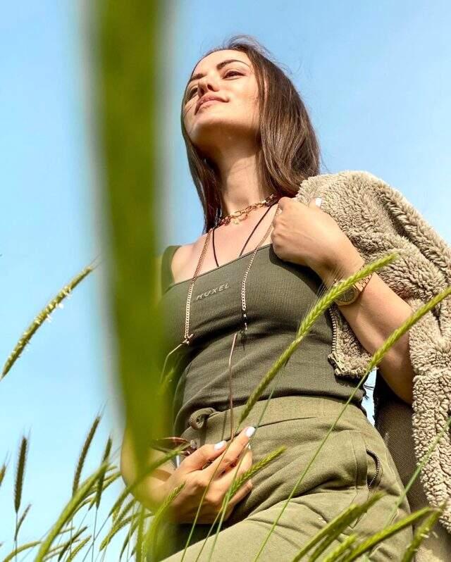 Yeşillikler içinde poz veren Fahriye Evcen'e beğeni yağdı Yeşillikler içinde poz veren Fahriye Evcen'e beğeni yağdı