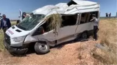 Yolcu minibüsü devrildi: 13 yaralı