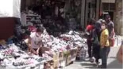 15-20 yaş arası gençler izinle birlikte çarşıya akın etti 15-20 yaş arası gençler izinle birlikte çarşıya akın etti