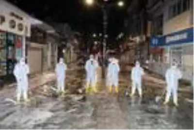 Ağrı'da belediye personeli cadde ve sokakları yıkadı