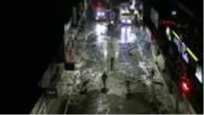 Ağrı’da belediye personeli halay çekerek cadde ve sokakları yıkadı