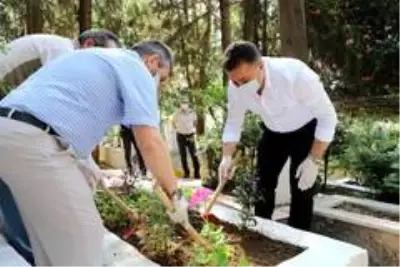 Alanya'da mezarlıklarda çiçek dağıtıldı Alanya'da mezarlıklarda çiçek dağıtıldı