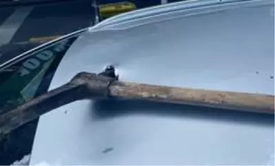 Almanya'da kırmızı ışıkta bekleyen aracın üzerine kazma düştü