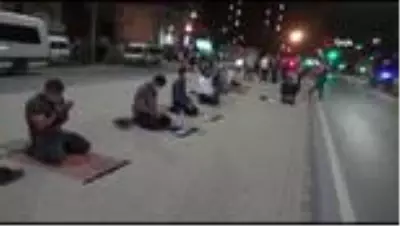 Alparslan Kuytul, koronavirüs tedbirlerini protesto etmek için vakıf üyeleriyle sokakta namaz kıldı Alparslan Kuytul, koronavirüs tedbirlerini protesto etmek için vakıf üyeleriyle sokakta namaz kıldı