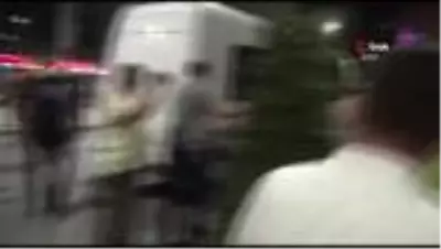 Alparslan Kuytul, koronavirüs tedbirlerini protesto etmek için vakıf üyeleriyle sokakta namaz kıldı Alparslan Kuytul, koronavirüs tedbirlerini protesto etmek için vakıf üyeleriyle sokakta namaz kıldı