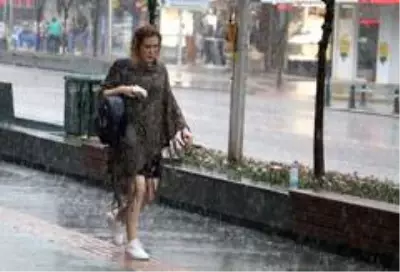 Antalya'da aniden bastıran sağanak yağmur vatandaşları hazırlıksız yakaladı