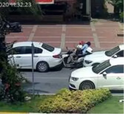 Antalya'da motosiklet iki otomobilin arasında kaldı: 2 yaralı Antalya'da motosiklet iki otomobilin arasında kaldı: 2 yaralı