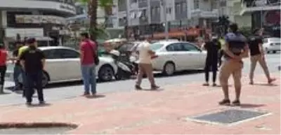 Antalya'da motosiklet iki otomobilin arasında kaldı: 2 yaralı Antalya'da motosiklet iki otomobilin arasında kaldı: 2 yaralı