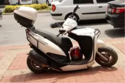 Antalya'da motosiklet iki otomobilin arasında kaldı: 2 yaralı Antalya'da motosiklet iki otomobilin arasında kaldı: 2 yaralı