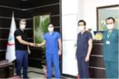 Asistan doktorlar 30 bin lira toplayıp temizlik personeline dağıttı
