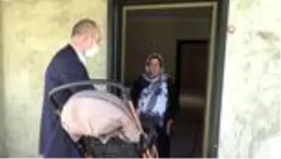Başkan Büyüksu'dan engelli Özdemir'e bebek arabası Başkan Büyüksu'dan engelli Özdemir'e bebek arabası