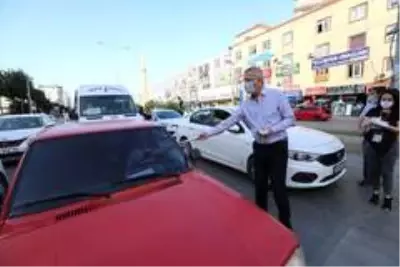 Başkan Tarhan, trafik ışıklarında maske dağıttı