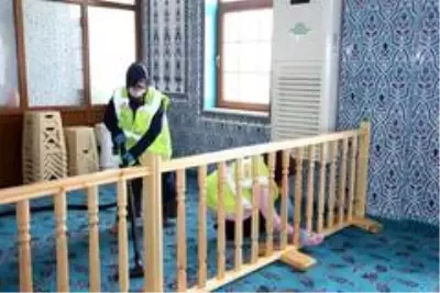 Başkan Tütüncü, camilerdeki dezenfekte çalışmalarını inceledi Başkan Tütüncü, camilerdeki dezenfekte çalışmalarını inceledi