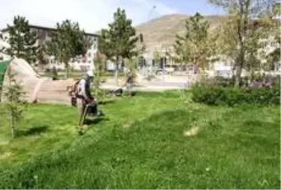 Bayburt'ta park ve refüjlerde çim biçme çalışması