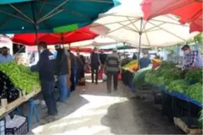 Bayram alışverişini yapmak isteyen vatandaşlar pazarlara akın etti