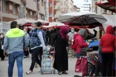 Bayram alışverişlerinde tedbirsiz yoğunluk