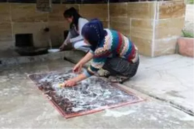 Bayram öncesi asırlık çeşmede halılar yıkandı, kurumaya bırakıldı