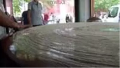 Bayram öncesi sosyal mesafeli ’tel kadayıf’ kuyruğu