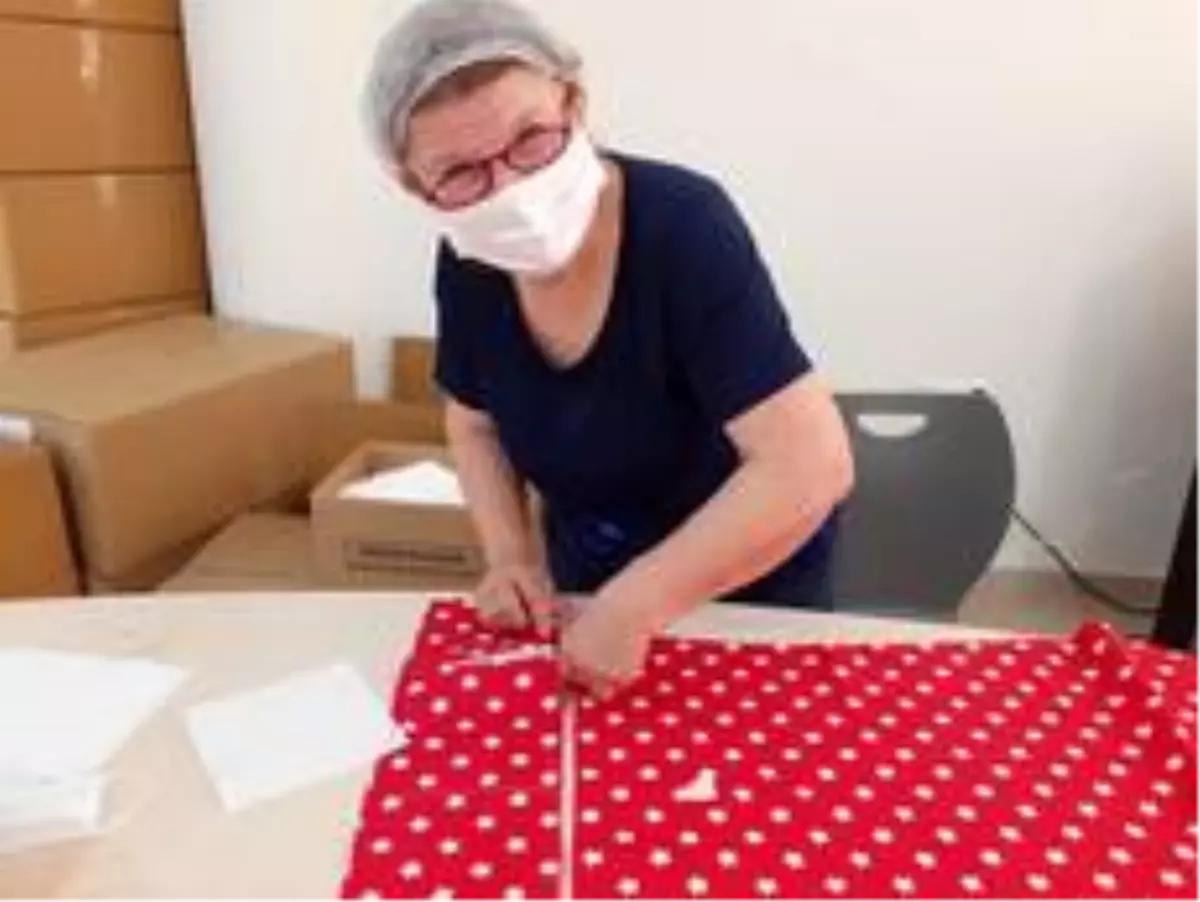 Bayrama özel maske üretiliyor