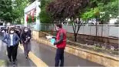 Bilecikli gençler yağmura aldırış etmeden çarşılara koştu