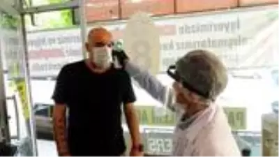 Bir berber, koronavirüs salgınına karşı hemşireyi işe aldı Bir berber, koronavirüs salgınına karşı hemşireyi işe aldı