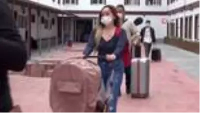Birleşik Arap Emirlikleri'nden Sinop'a gelen ve karantina sürecini tamamlayan vatandaşlar,... Birleşik Arap Emirlikleri'nden Sinop'a gelen ve karantina sürecini tamamlayan vatandaşlar,...