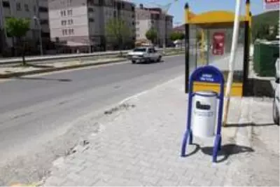 Bitlis Belediyesinden işlek caddelere yeni çöp kovaları Bitlis Belediyesinden işlek caddelere yeni çöp kovaları