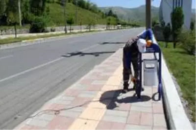 Bitlis Belediyesinden işlek caddelere yeni çöp kovaları Bitlis Belediyesinden işlek caddelere yeni çöp kovaları
