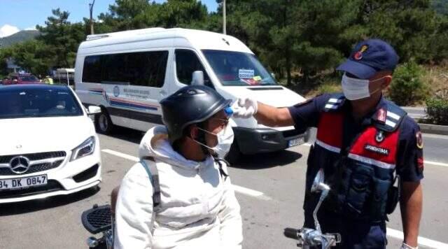 Bodrum'da bayram tatili yoğunluğu yaşanıyor! 24 saatte 10 bin araç giriş yaptı Bodrum'da bayram tatili yoğunluğu yaşanıyor! 24 saatte 10 bin araç giriş yaptı