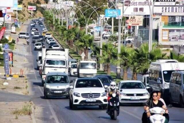 Bodrum'da bayram tatili yoğunluğu yaşanıyor! 24 saatte 10 bin araç giriş yaptı Bodrum'da bayram tatili yoğunluğu yaşanıyor! 24 saatte 10 bin araç giriş yaptı