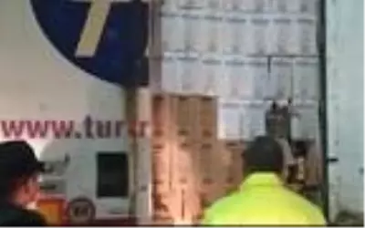 Bulgaristan'dan gelen TIR'da 500 bin TL'lik kaçak içki ele geçti