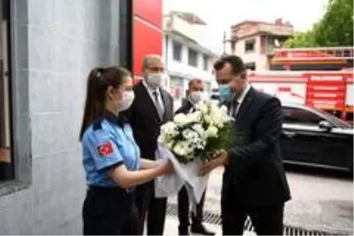 Büyükşehir'de 'sosyal mesafeli' bayramlaşma Büyükşehir'de 'sosyal mesafeli' bayramlaşma