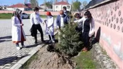 Çaldıran'da kahraman sağlıkçılar için fidan dikildi