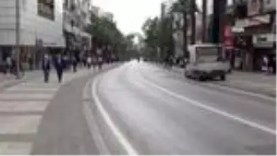 Denizli’de sokağa çıkan gençler iznin tadını çıkardı