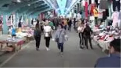 EDİRNE Kısıtlamaya saatler kala Edirne'de halk pazara akın etti EDİRNE Kısıtlamaya saatler kala Edirne'de halk pazara akın etti