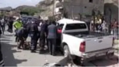 Ekipler araçta sıkışan sürücü için seferber oldu