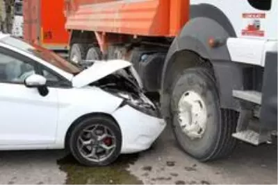 Elazığ'da otomobil kamyona çarptı: 3 yaralı