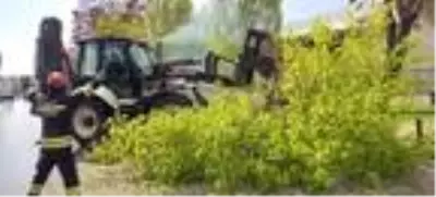 Erzurum'da kuvvetli rüzgar ağaçları kırdı, tabelaları devirdi