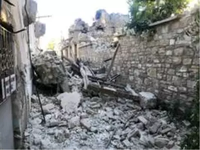 Evin duvarı yıkıldı, faciadan dönüldü Evin duvarı yıkıldı, faciadan dönüldü