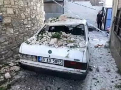 Evin duvarı yıkıldı, faciadan dönüldü Evin duvarı yıkıldı, faciadan dönüldü