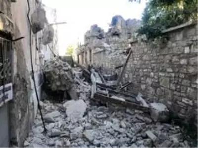 Evin duvarı yıkıldı, faciadan dönüldü Evin duvarı yıkıldı, faciadan dönüldü