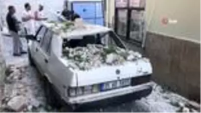 Evin duvarı yıkıldı, faciadan dönüldü Evin duvarı yıkıldı, faciadan dönüldü
