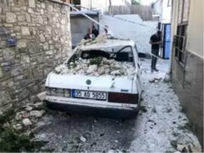 Evin duvarı yıkıldı, faciadan dönüldü Evin duvarı yıkıldı, faciadan dönüldü