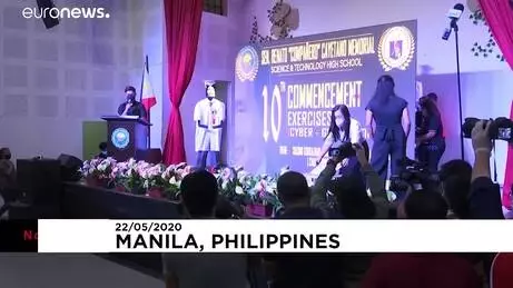 Filipinler’de Covid-19 nedeniyle iptal edilen mezuniyet törenine ’robotlarla çözüm’